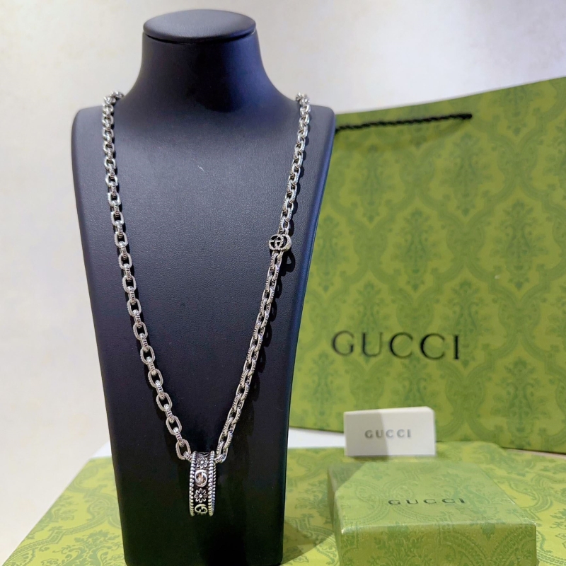 G*u*i necklaces